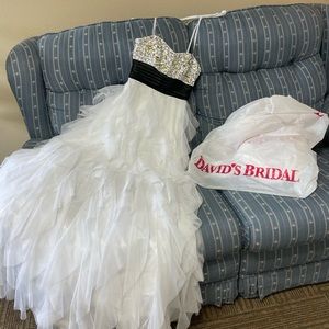 Never woren. Wedding, homecoming, prom dress